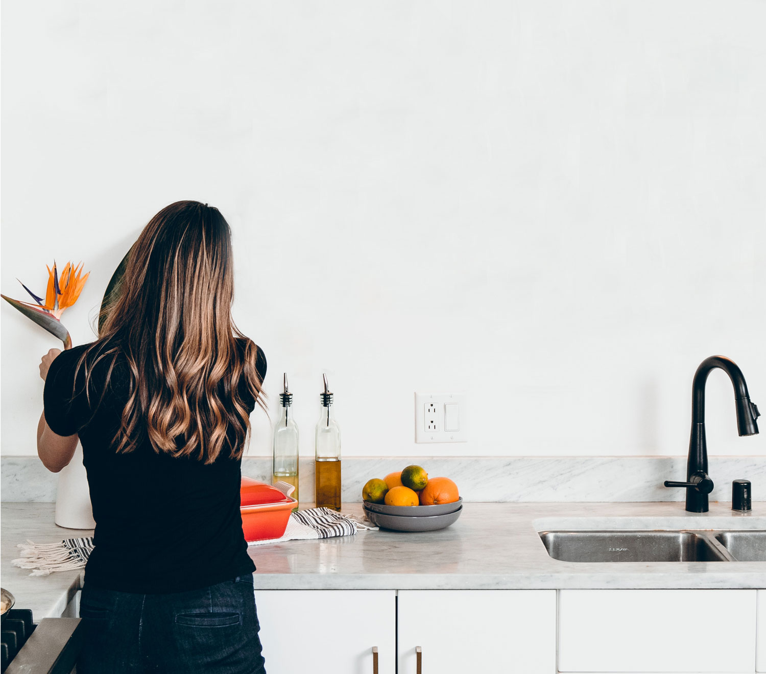 Cocina sin gabinetes superiores. Menos es más